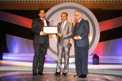 Dr. Sreeni Tripuraneni receiving the award from Mr. NR Narayana Murthy along with Mr. Dinesh Agarwal at the 'ET NOW-IndiaMART Leaders of Tomorrow Award 2011' Felicitation Ceremony 